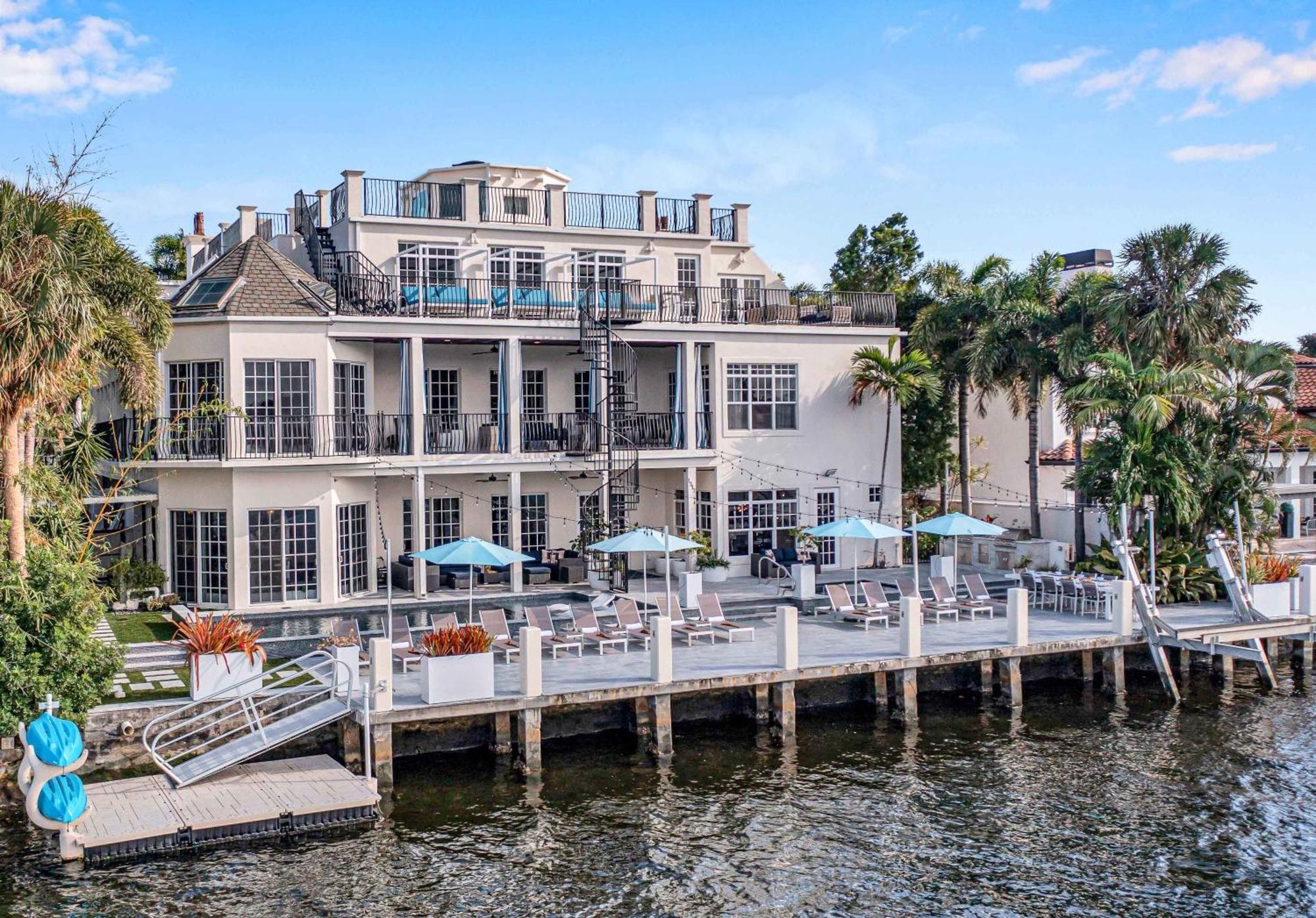 The Modern Castle Canal View Access Rooftop Living Greenhouse Vlllas Fort Lauderdale Exterior photo