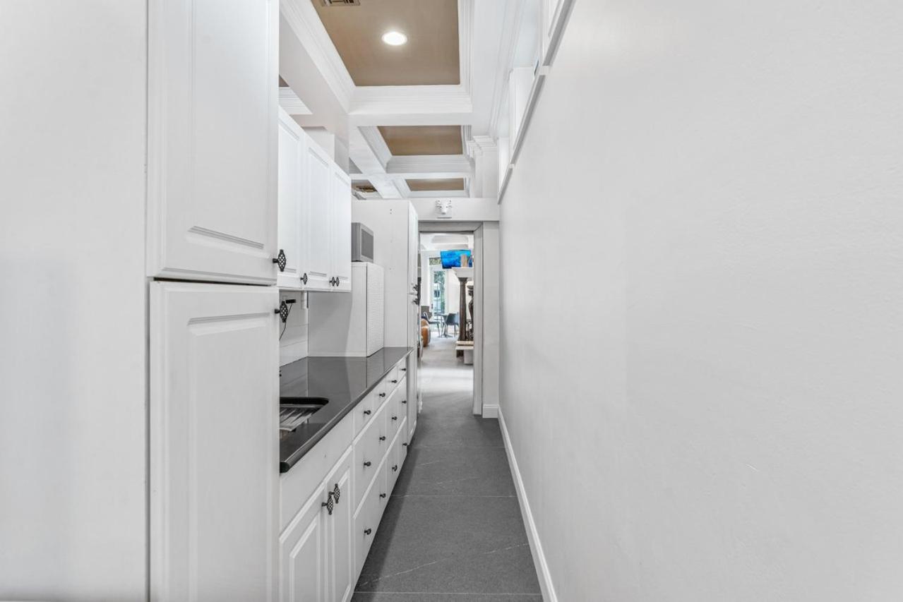 The Modern Castle Canal View Access Rooftop Living Greenhouse Vlllas Fort Lauderdale Exterior photo