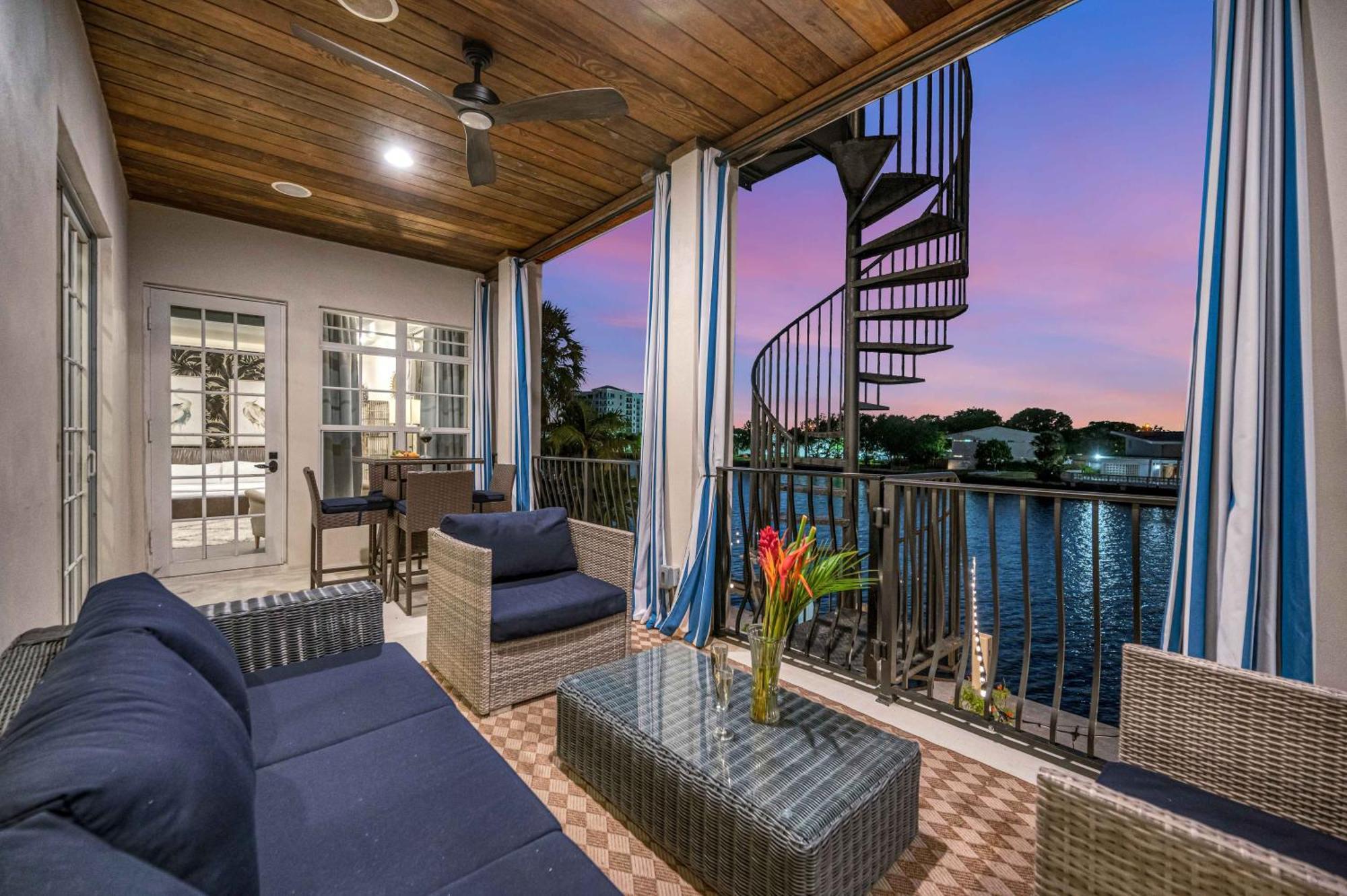 The Modern Castle Canal View Access Rooftop Living Greenhouse Vlllas Fort Lauderdale Exterior photo