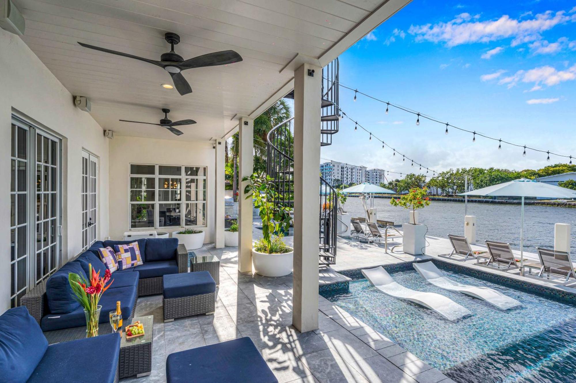 The Modern Castle Canal View Access Rooftop Living Greenhouse Vlllas Fort Lauderdale Exterior photo