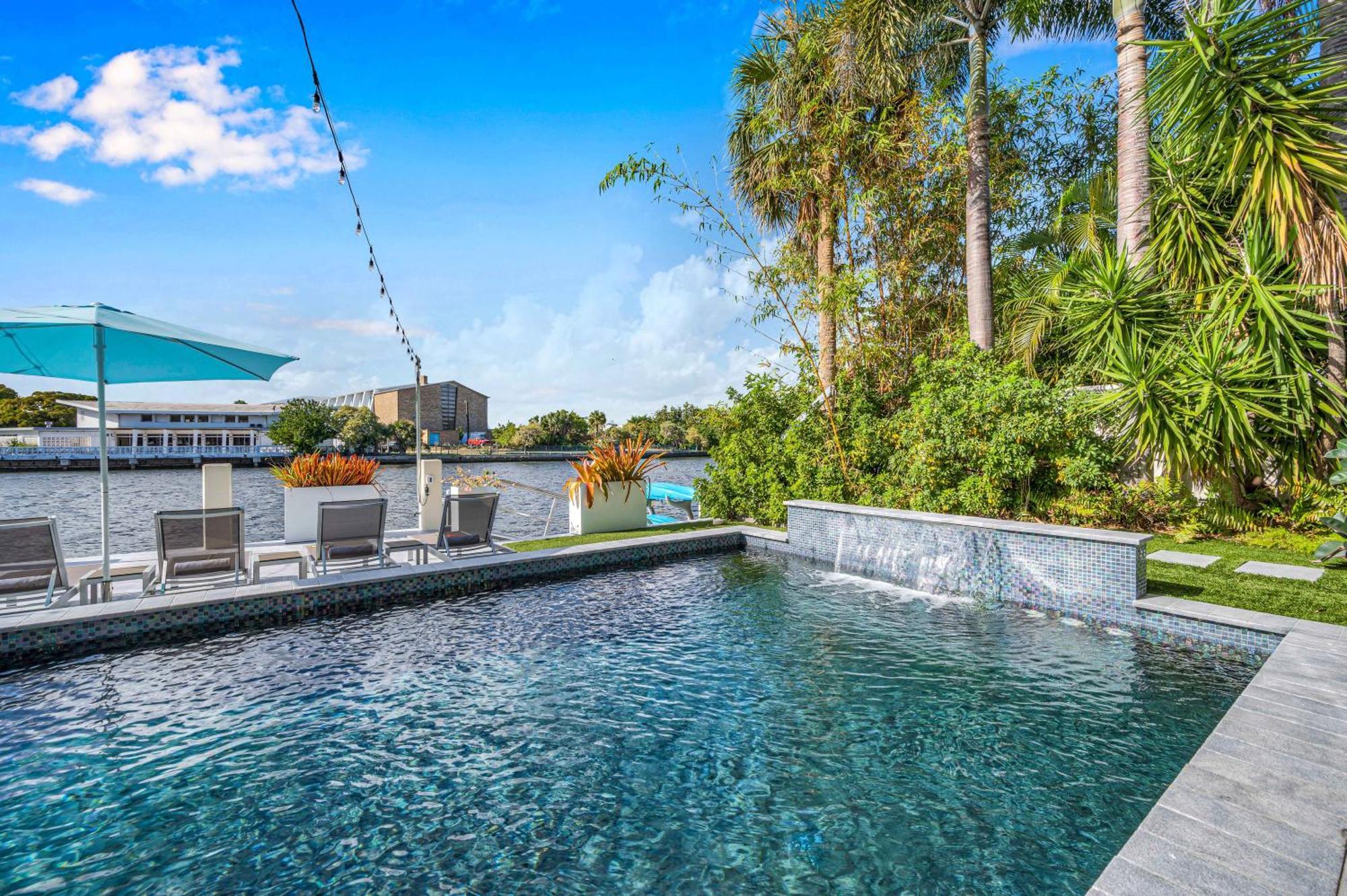 The Modern Castle Canal View Access Rooftop Living Greenhouse Vlllas Fort Lauderdale Exterior photo