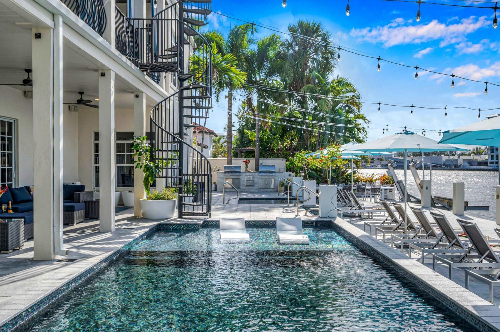 The Modern Castle Canal View Access Rooftop Living Greenhouse Vlllas Fort Lauderdale Exterior photo