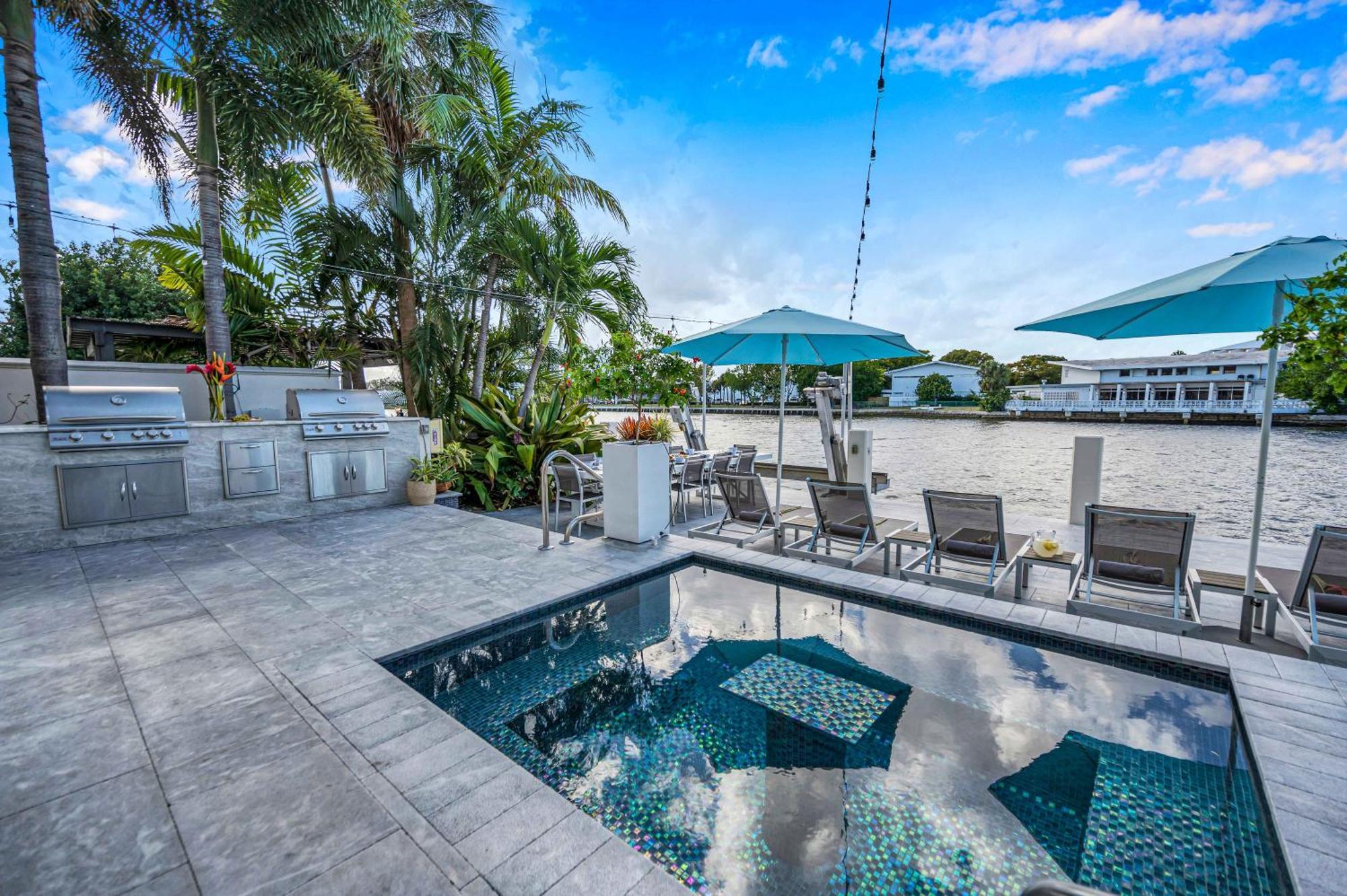The Modern Castle Canal View Access Rooftop Living Greenhouse Vlllas Fort Lauderdale Exterior photo