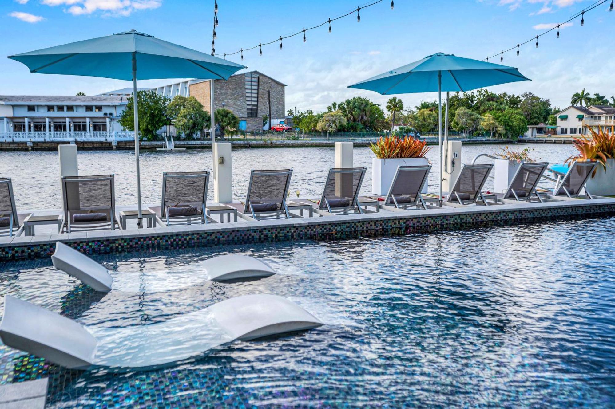 The Modern Castle Canal View Access Rooftop Living Greenhouse Vlllas Fort Lauderdale Exterior photo