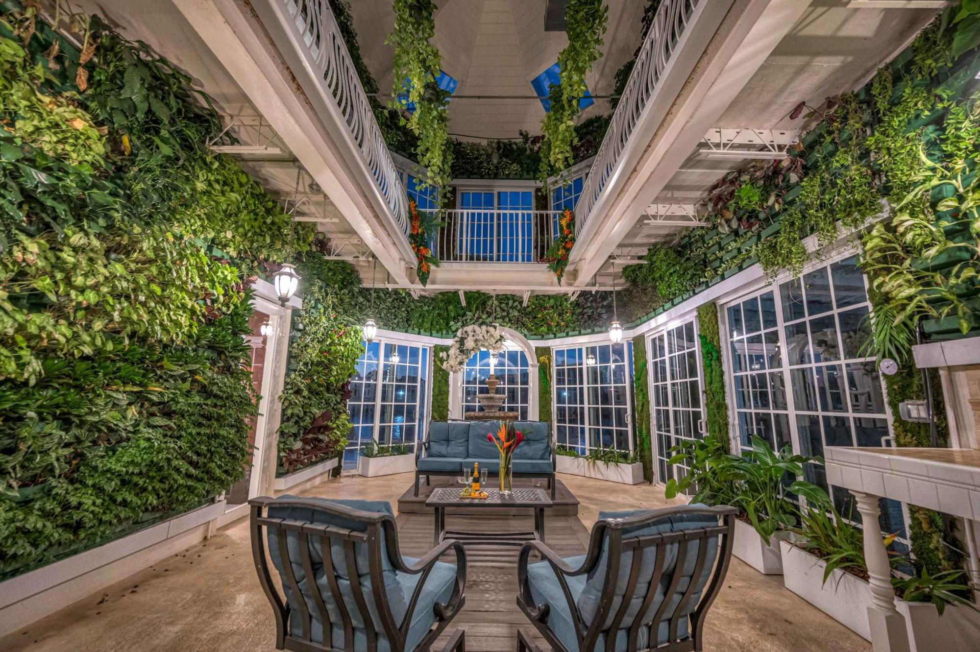 The Modern Castle Canal View Access Rooftop Living Greenhouse Vlllas Fort Lauderdale Exterior photo