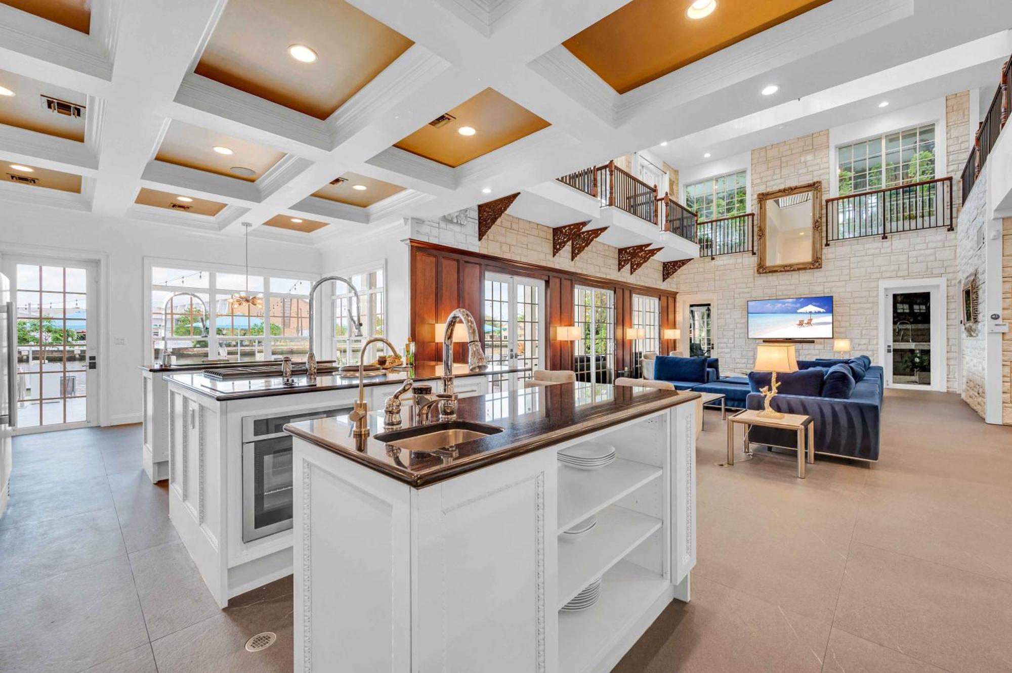 The Modern Castle Canal View Access Rooftop Living Greenhouse Vlllas Fort Lauderdale Exterior photo